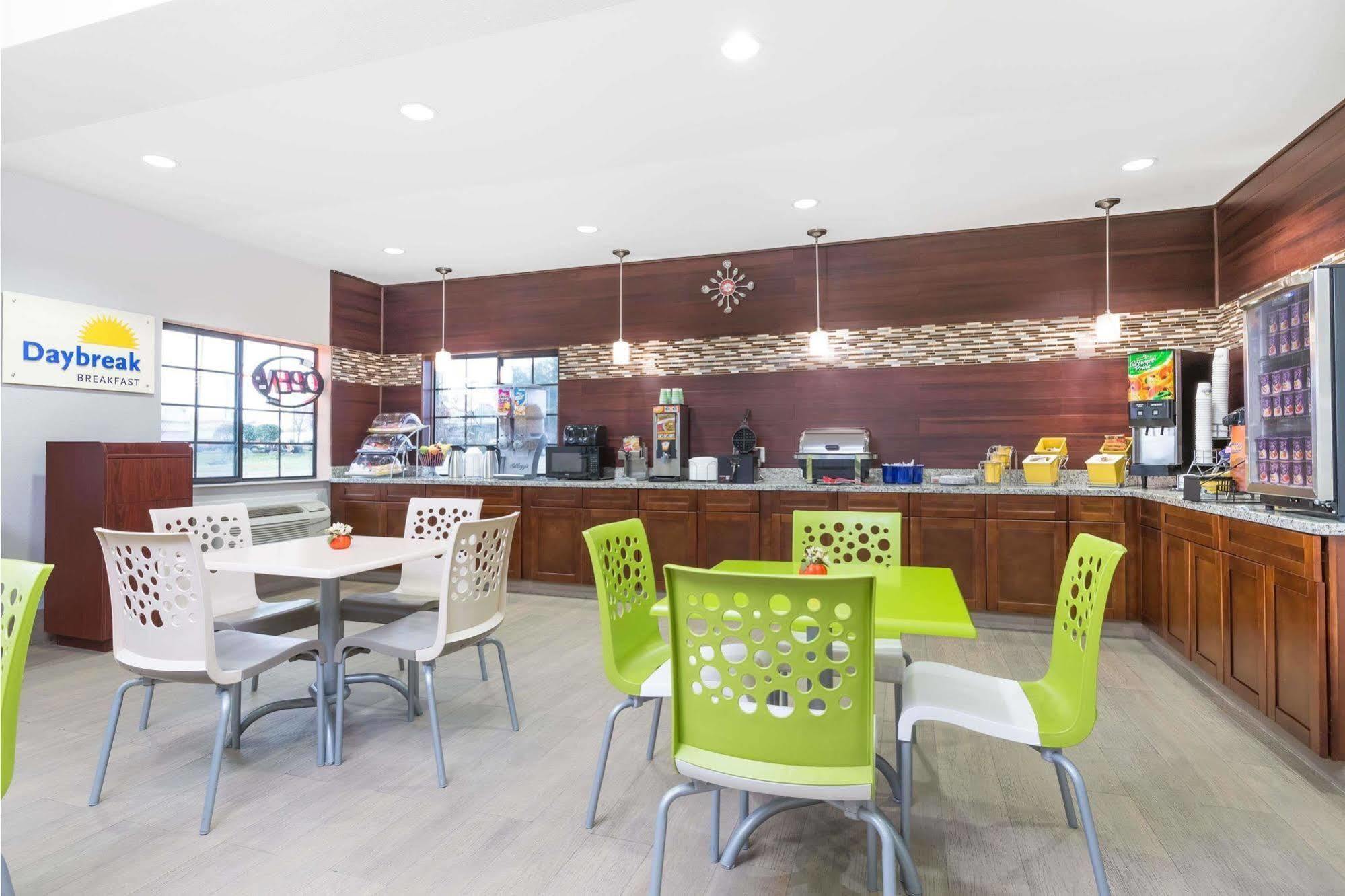 Days Inn & Suites By Wyndham Madisonville Экстерьер фото