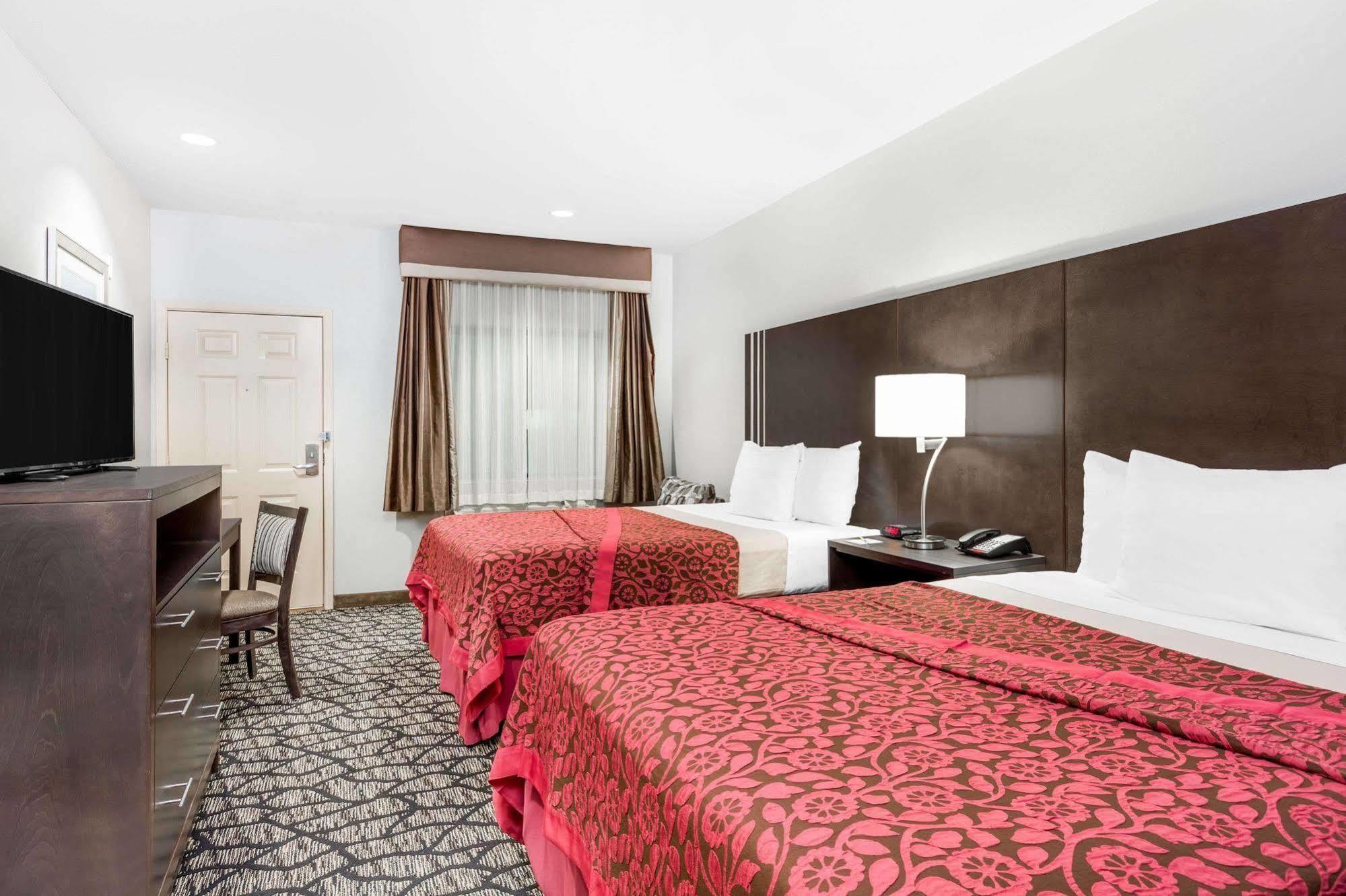 Days Inn & Suites By Wyndham Madisonville Экстерьер фото