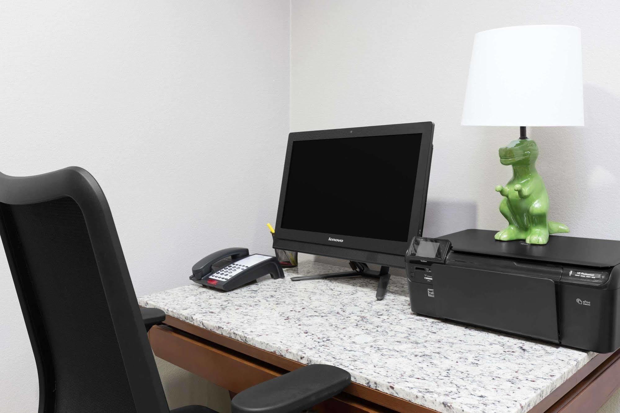 Days Inn & Suites By Wyndham Madisonville Экстерьер фото