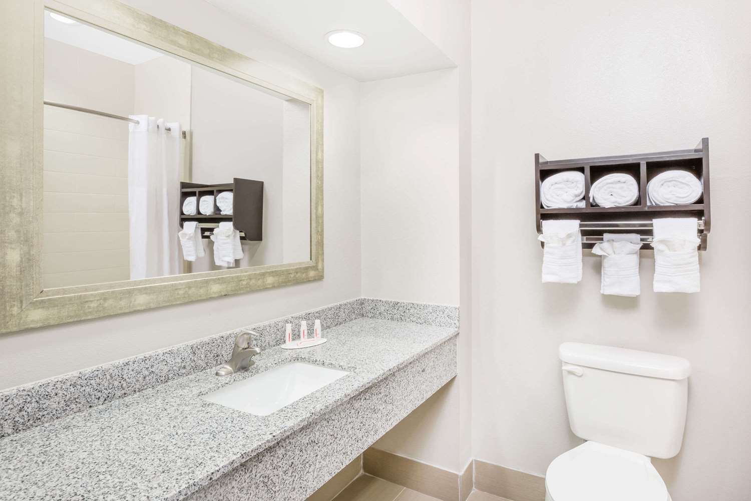 Days Inn & Suites By Wyndham Madisonville Экстерьер фото